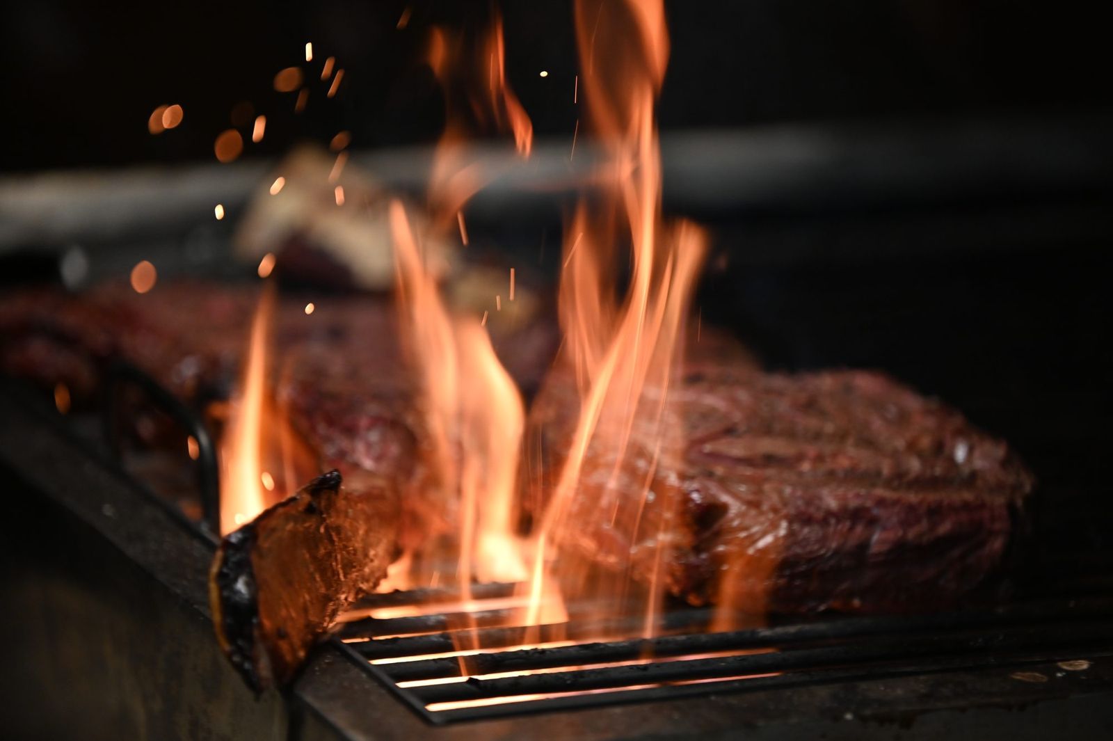 Cortes Black Angus a la parrilla con fuego directo